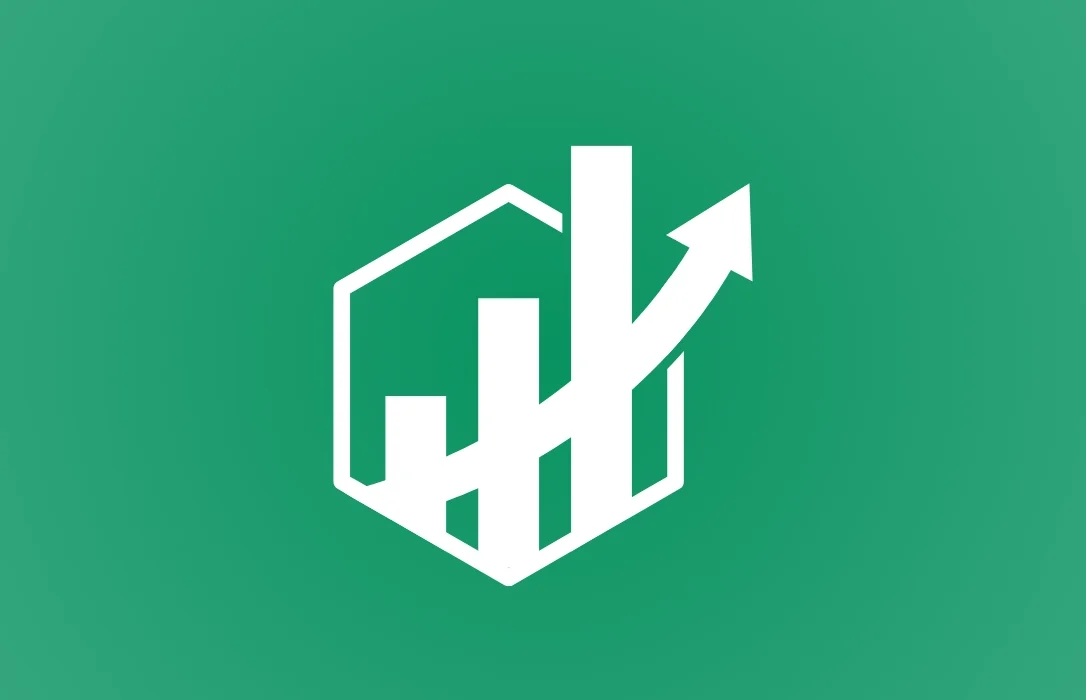 WhatsApp Toplu Mesajlaşma ve Pazarlama: Kapsamlı Bir Kılavuz 2 WhatsApp toplu mesajlaşma için strateji: Segmentasyon, değer önerisi ve mesaj mimarisi Toplu mesajlaşmayı etkili kılan, “kime ne zaman ne söyleyeceğiz?” sorusuna verilen net yanıttır. Segmentasyon burada başlar: yeni kullanıcılar, aktif müşteriler, terk edilmiş sepet sahipleri, VIP gruplar, pasifleşme riski olanlar gibi sınıflar farklı ihtiyaçlara sahiptir. Her segment için değer önerisi ve teklif mimarisi değişmelidir. Mesaj kurgusunu üç katmanda düşünün: tetikleyici (neden şimdi?), değer (niye umursayayım?), eylem (şimdi ne yapmalıyım?). Bu üçlü, hem kısa duyurularda hem uzun bilgilendirmelerde netlik sağlar. Başlık (önizleme metni), ilk iki cümle ve tek bir net CTA butonu, performansı belirleyen ilk öğelerdir. İçerik: Kısa, görsel ve eylem odaklı yazım teknikleri Mobil deneyimde ilk ekran çok kıymetlidir. Bu yüzden ilk cümleniz yarar önerisini net söylesin: “Bugün sipariş verenlere ücretsiz ekspres kargo” gibi. Ardından görselle destekleyin; tek ürünse net kadraj, birden çok ürünse kategori kolajları kullanın. Video ya da GIF, ürünün faydasını hızlıca göstermelidir. CTA metni, eylemi yalınlaştırmalı: “Hemen İncele”, “Kuponu Kullan”, “Randevu Al”. Bir mesajda tek ana CTA’yı öne çıkarın; alternatif eylemler karışıklık yaratır. Satır içi sorular (“Hangi rengi seçersiniz?”) veya mini anketler, ilgiyi artırır ve segment zenginleştirir. Tüm listeye tek metin göndermek, yalnızca düşük performans değil, hızla engellenme demektir. Segmentlere ayırmamak, ilgiyi öldürür. Ölçüm yapmamak da ikinci büyük hatadır; hislerle değil verilerle ilerleyin. Basit bir kontrol panosu bile size yön verir. Son olarak, kopya yazımında marka tonunu koruyun. WhatsApp’ta samimiyet natural bir beklentidir; ama samimiyet, tutarsızlık demek değildir. Marka kılavuzunuzdaki üslubu kısa, net ve yardımsever şekilde uyarlayın. Her mesaj “Kullanıcı için gerçek değer ne?” sorusuna sahici bir yanıt versin. KOBİ’ler için pratik ipuçları: Basit başlayın, hızlı öğrenin İlk ayda API yatırımı zor geliyorsa Business uygulaması ile başlayın: etiketlerle basit segmentler oluşturun, hazır yanıtları düzenleyin, küçük kampanyalar deneyin. Elde ettiğiniz dönüşümler, API ve entegrasyon bütçesini gerekçelendirecektir. Ayrıca tek bir hedef seçin: örneğin randevu no-show oranını düşürmek veya terk edilmiş sepeti azaltmak. Tek hedef, mesaj ve metrik odaklanmasını sağlar. Sonuç aldıkça kapsamı genişletin; önce “bir akışta mükemmel” olmayı, sonra “her yerde iyi” olmayı hedefleyin.