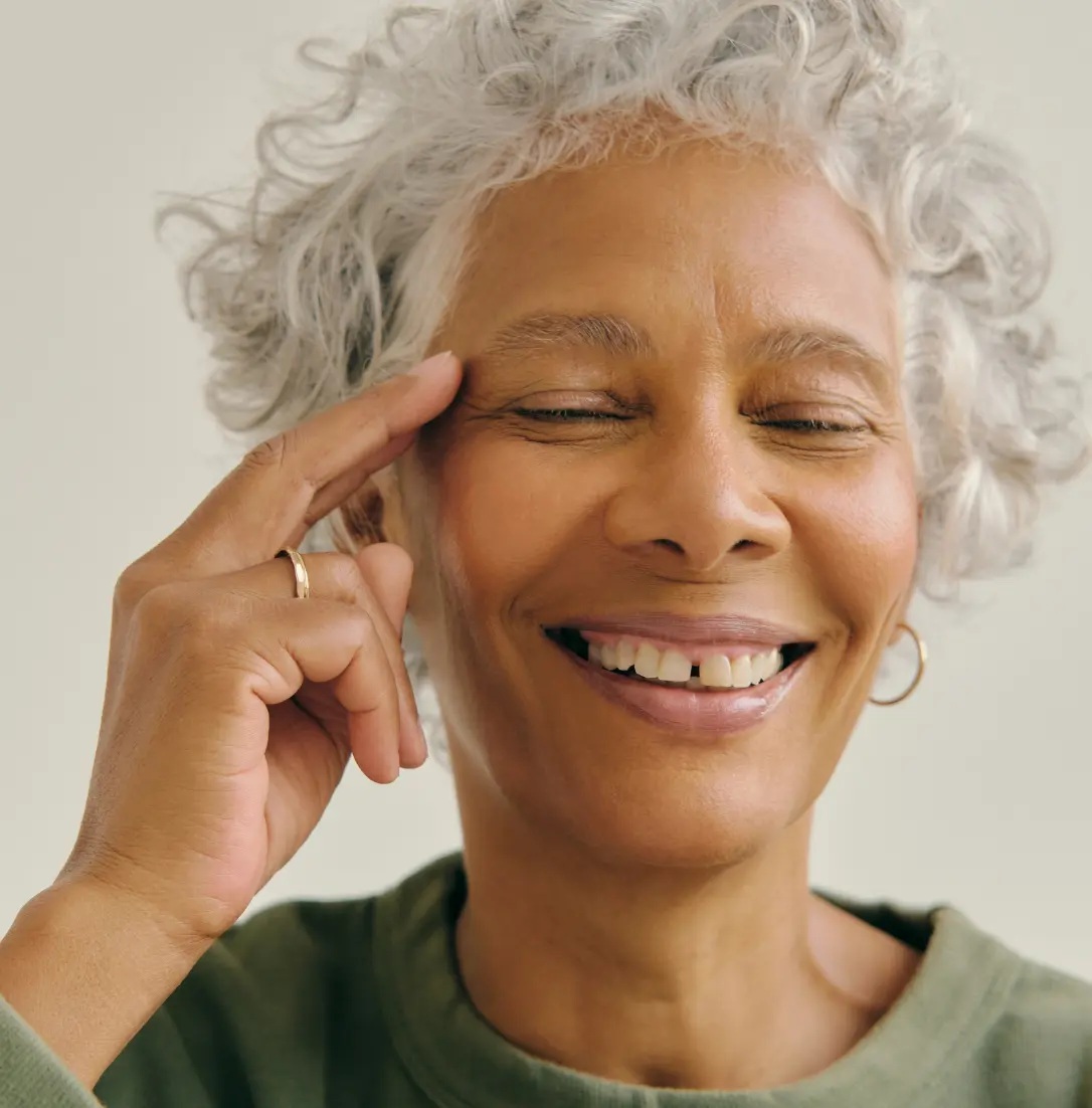 WhatsApp toplu mesajlaşma, bir işletmenin aynı anda çok sayıda kişiye izinli şekilde mesaj göndermesidir. Bu mesajlar kampanya duyurularından, sipariş bildirimlerine, randevu hatırlatmalarından müşteri desteğine kadar geniş bir yelpazeyi kapsar. Doğru yapılandırıldığında, yüksek erişim, hızlı geri dönüş ve kişisel hissettiren iletişim sunar. Ancak toplu mesajı “herkese aynı metin” olarak düşünmek yanlıştır. Başarılı olanlar, izne dayalı, segmentlere ayrılmış ve müşteri yolculuğuna göre tetiklenen akıllı akışlar kurar. Böylece hem kullanıcı deneyimi iyileşir hem de dönüşüm maliyetleri düşer. WhatsApp toplu mesajlaşma, bir işletmenin aynı anda çok sayıda kişiye izinli şekilde mesaj göndermesidir. Bu mesajlar kampanya duyurularından, sipariş bildirimlerine, randevu hatırlatmalarından müşteri desteğine kadar geniş bir yelpazeyi kapsar. Doğru yapılandırıldığında, yüksek erişim, hızlı geri dönüş ve kişisel hissettiren iletişim sunar. Ancak toplu mesajı “herkese aynı metin” olarak düşünmek yanlıştır. Başarılı olanlar, izne dayalı, segmentlere ayrılmış ve müşteri yolculuğuna göre tetiklenen akıllı akışlar kurar. Böylece hem kullanıcı deneyimi iyileşir hem de dönüşüm maliyetleri düşer.