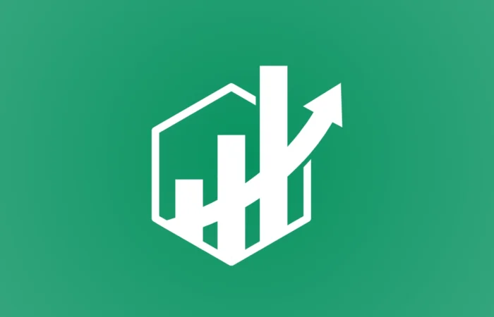 WhatsApp toplu mesajlaşma için strateji: Segmentasyon, değer önerisi ve mesaj mimarisi Toplu mesajlaşmayı etkili kılan, “kime ne zaman ne söyleyeceğiz?” sorusuna verilen net yanıttır. Segmentasyon burada başlar: yeni kullanıcılar, aktif müşteriler, terk edilmiş sepet sahipleri, VIP gruplar, pasifleşme riski olanlar gibi sınıflar farklı ihtiyaçlara sahiptir. Her segment için değer önerisi ve teklif mimarisi değişmelidir. Mesaj kurgusunu üç katmanda düşünün: tetikleyici (neden şimdi?), değer (niye umursayayım?), eylem (şimdi ne yapmalıyım?). Bu üçlü, hem kısa duyurularda hem uzun bilgilendirmelerde netlik sağlar. Başlık (önizleme metni), ilk iki cümle ve tek bir net CTA butonu, performansı belirleyen ilk öğelerdir. İçerik: Kısa, görsel ve eylem odaklı yazım teknikleri Mobil deneyimde ilk ekran çok kıymetlidir. Bu yüzden ilk cümleniz yarar önerisini net söylesin: “Bugün sipariş verenlere ücretsiz ekspres kargo” gibi. Ardından görselle destekleyin; tek ürünse net kadraj, birden çok ürünse kategori kolajları kullanın. Video ya da GIF, ürünün faydasını hızlıca göstermelidir. CTA metni, eylemi yalınlaştırmalı: “Hemen İncele”, “Kuponu Kullan”, “Randevu Al”. Bir mesajda tek ana CTA’yı öne çıkarın; alternatif eylemler karışıklık yaratır. Satır içi sorular (“Hangi rengi seçersiniz?”) veya mini anketler, ilgiyi artırır ve segment zenginleştirir. Tüm listeye tek metin göndermek, yalnızca düşük performans değil, hızla engellenme demektir. Segmentlere ayırmamak, ilgiyi öldürür. Ölçüm yapmamak da ikinci büyük hatadır; hislerle değil verilerle ilerleyin. Basit bir kontrol panosu bile size yön verir. Son olarak, kopya yazımında marka tonunu koruyun. WhatsApp’ta samimiyet natural bir beklentidir; ama samimiyet, tutarsızlık demek değildir. Marka kılavuzunuzdaki üslubu kısa, net ve yardımsever şekilde uyarlayın. Her mesaj “Kullanıcı için gerçek değer ne?” sorusuna sahici bir yanıt versin. KOBİ’ler için pratik ipuçları: Basit başlayın, hızlı öğrenin İlk ayda API yatırımı zor geliyorsa Business uygulaması ile başlayın: etiketlerle basit segmentler oluşturun, hazır yanıtları düzenleyin, küçük kampanyalar deneyin. Elde ettiğiniz dönüşümler, API ve entegrasyon bütçesini gerekçelendirecektir. Ayrıca tek bir hedef seçin: örneğin randevu no-show oranını düşürmek veya terk edilmiş sepeti azaltmak. Tek hedef, mesaj ve metrik odaklanmasını sağlar. Sonuç aldıkça kapsamı genişletin; önce “bir akışta mükemmel” olmayı, sonra “her yerde iyi” olmayı hedefleyin.